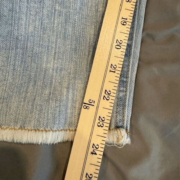 C Est. 1946 Stretch Denim Mid Rise Capris Light Wash Raw Hem Distressed Size 14 - Picture 11 of 13